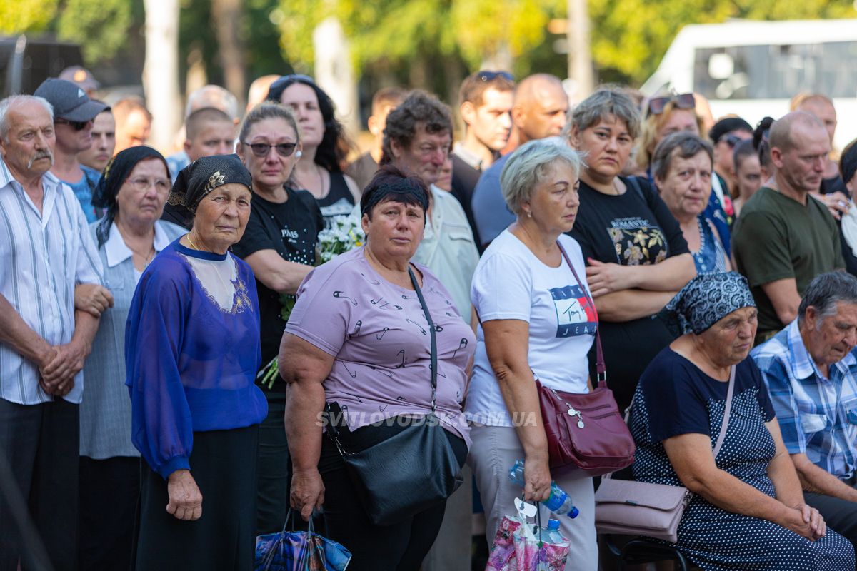 Світловодська громада провела в останню путь захисника України Владислава Чуракова