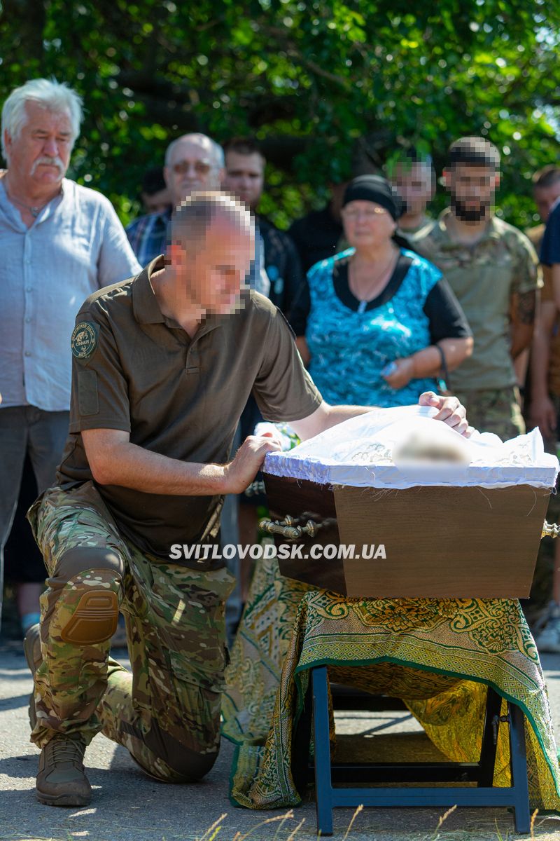 Світловодська громада провела в останню путь захисника України Владислава Чуракова