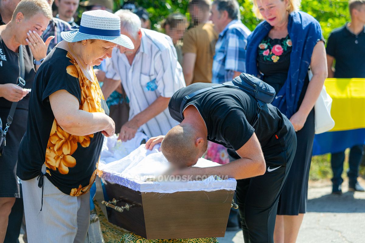 Світловодська громада провела в останню путь захисника України Владислава Чуракова