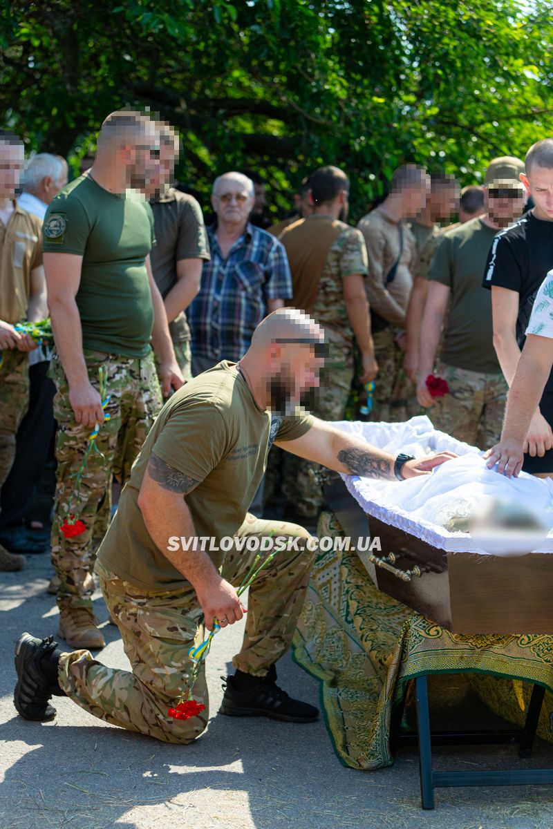 Світловодська громада провела в останню путь захисника України Владислава Чуракова