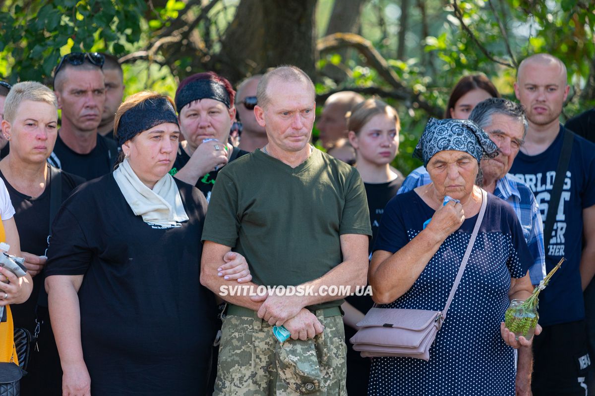 Світловодська громада провела в останню путь захисника України Владислава Чуракова