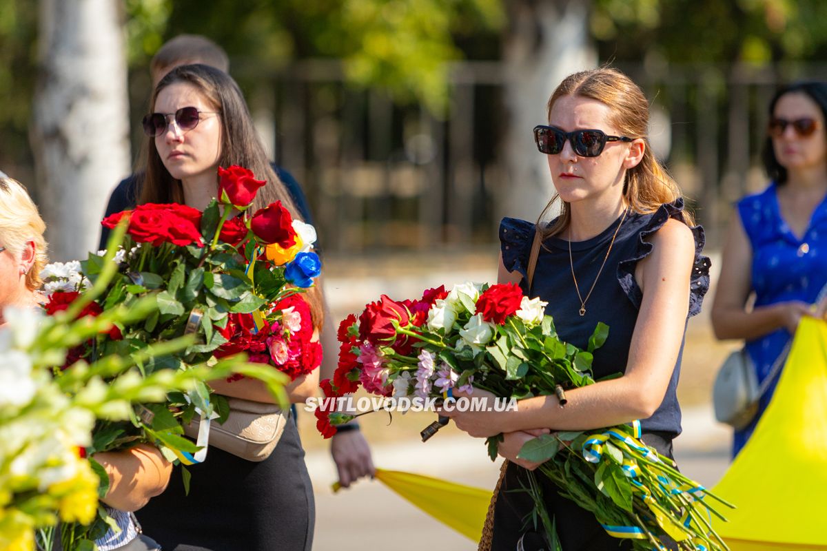 Світловодська громада провела в останню путь захисника України Владислава Чуракова