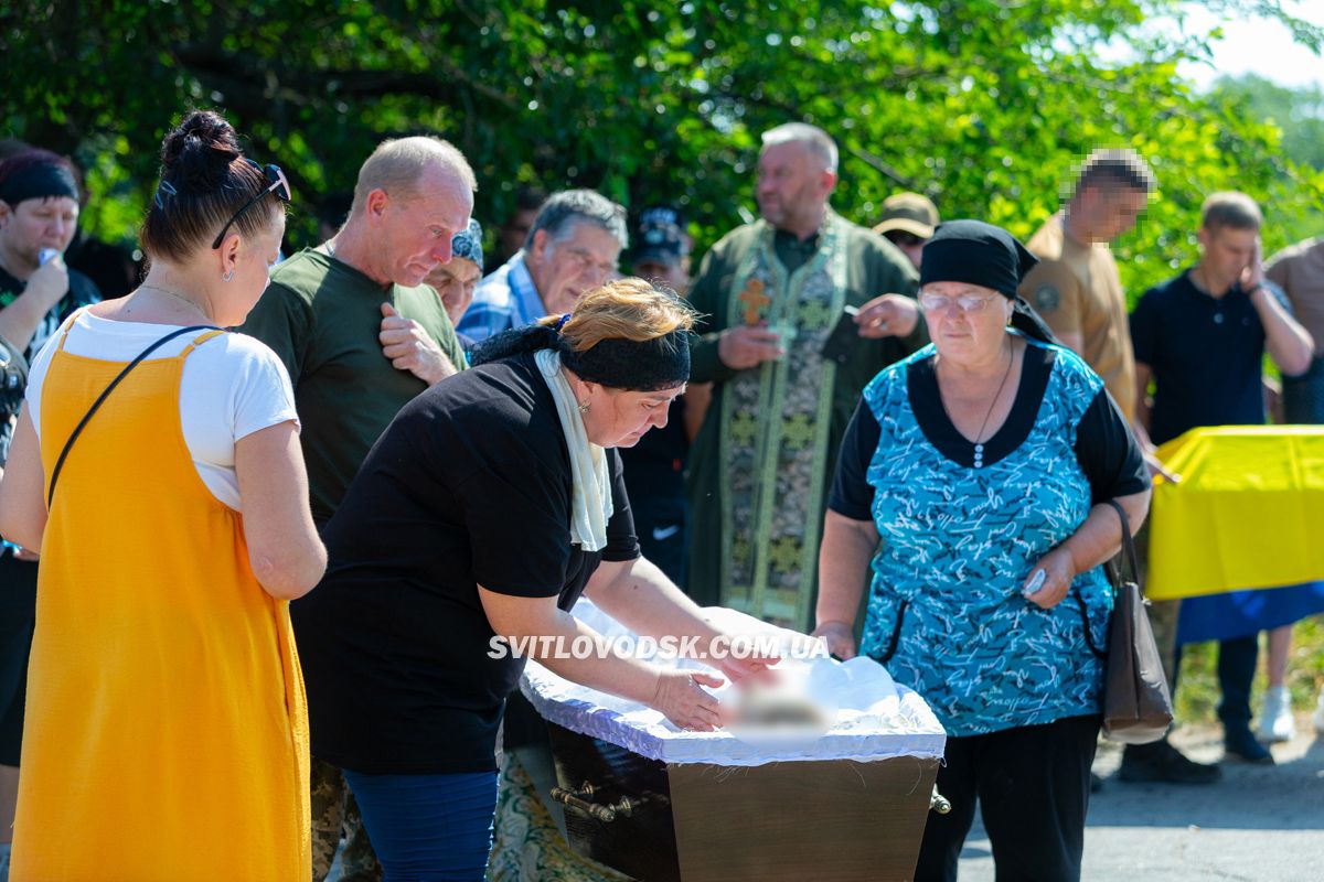 Світловодська громада провела в останню путь захисника України Владислава Чуракова