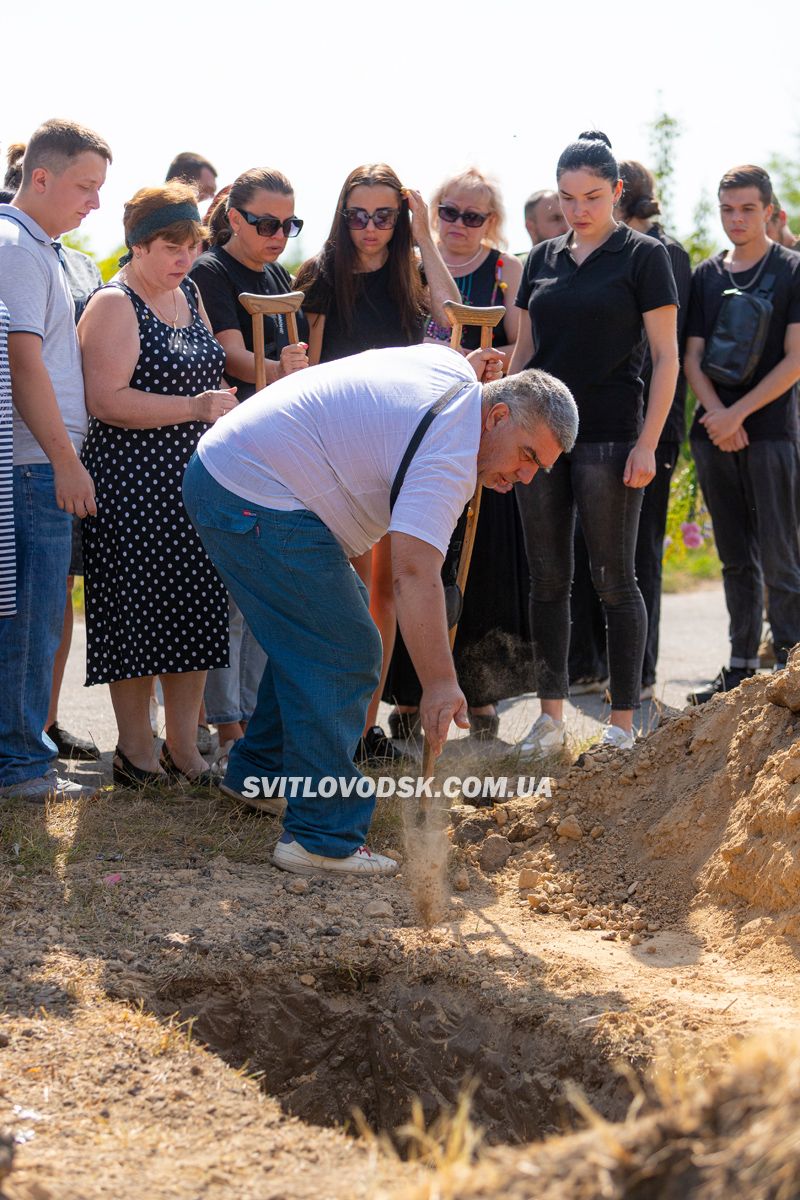 Світловодська громада провела в останню путь захисника України Владислава Журавльова