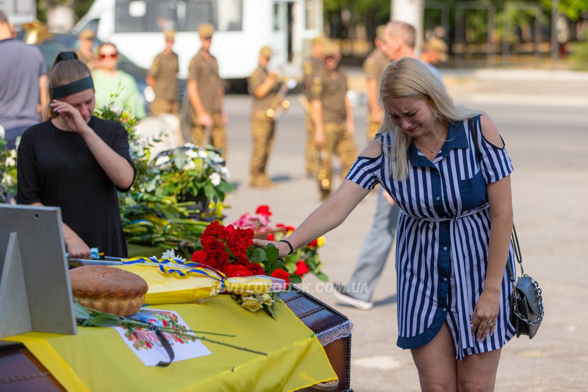 Світловодська громада провела в останню путь захисника України Владислава Журавльова