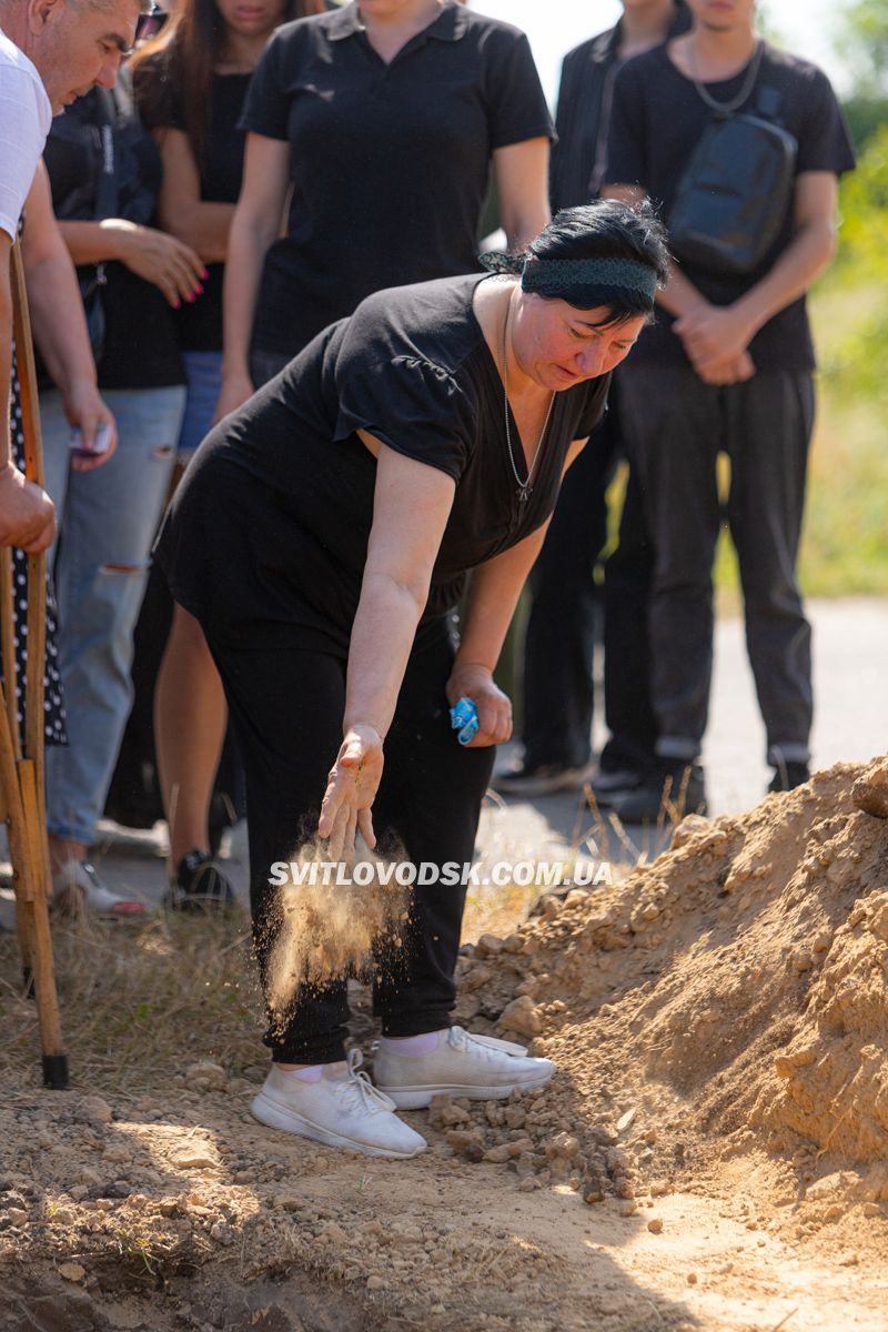 Світловодська громада провела в останню путь захисника України Владислава Журавльова