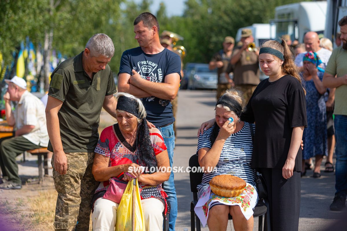 Світловодська громада провела в останню путь захисника України Владислава Журавльова