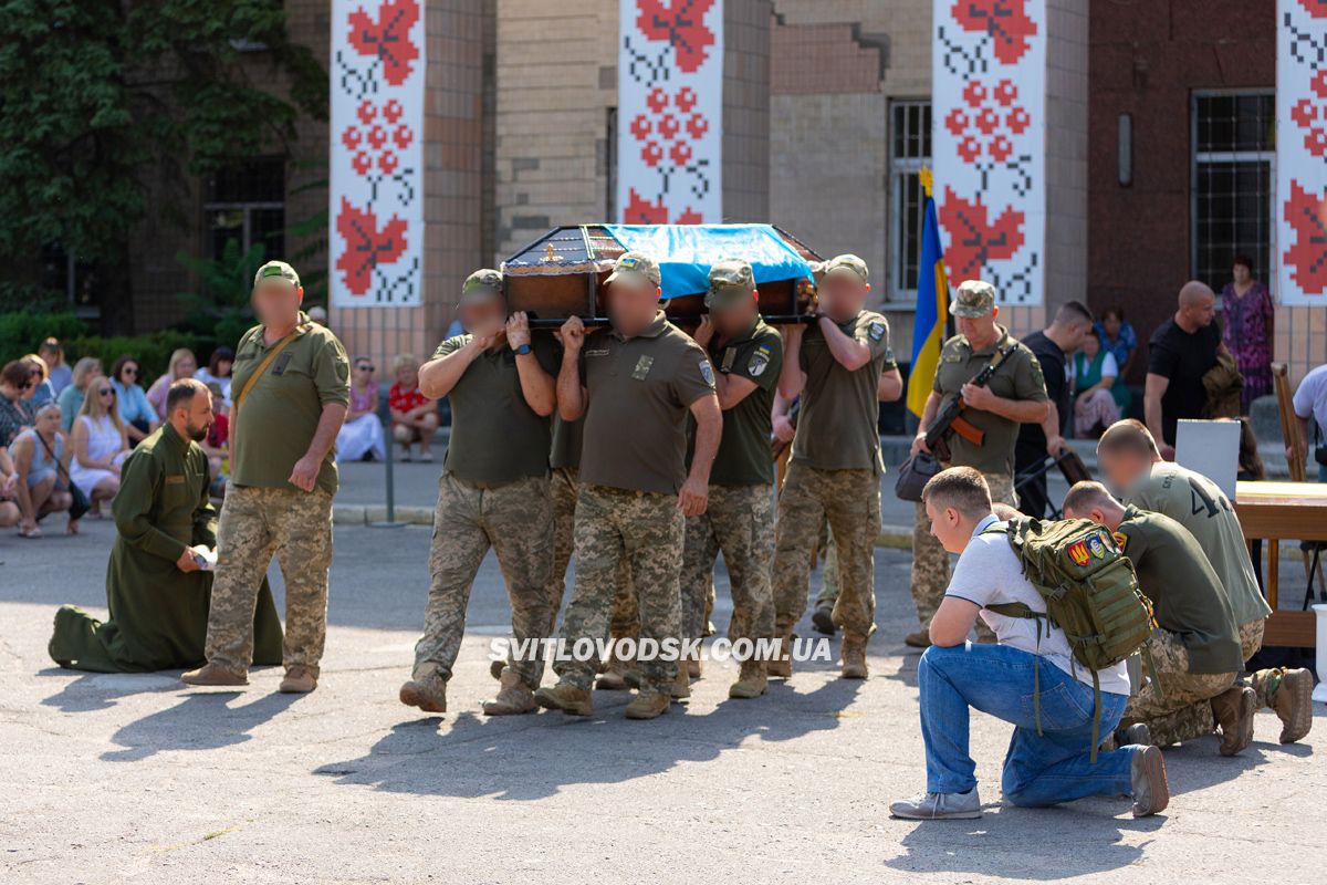 Світловодська громада провела в останню путь захисника України Владислава Журавльова