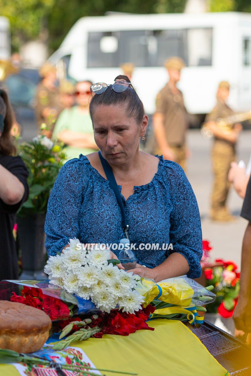 Світловодська громада провела в останню путь захисника України Владислава Журавльова