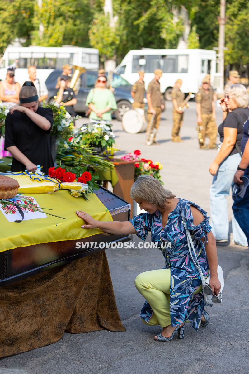 Світловодська громада провела в останню путь захисника України Владислава Журавльова