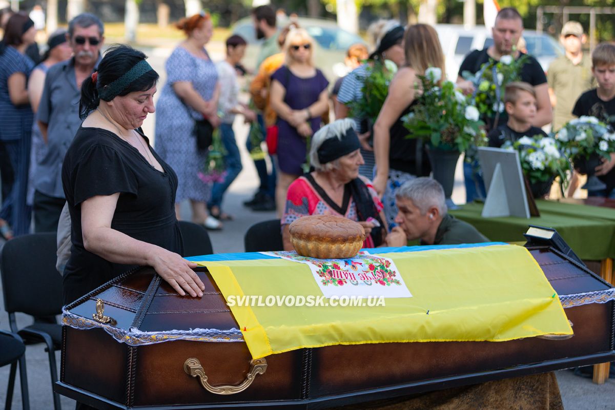 Світловодська громада провела в останню путь захисника України Владислава Журавльова