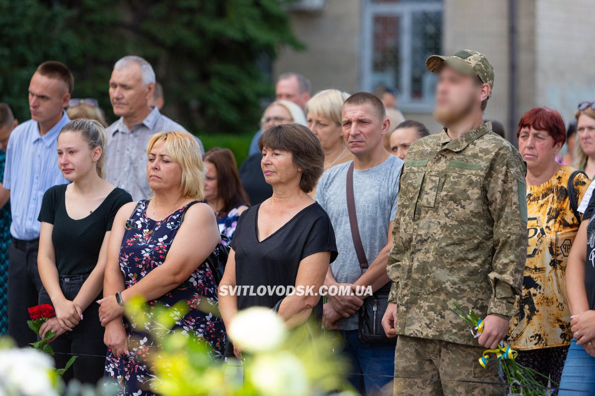 Світловодська громада провела в останню путь захисника України Владислава Журавльова