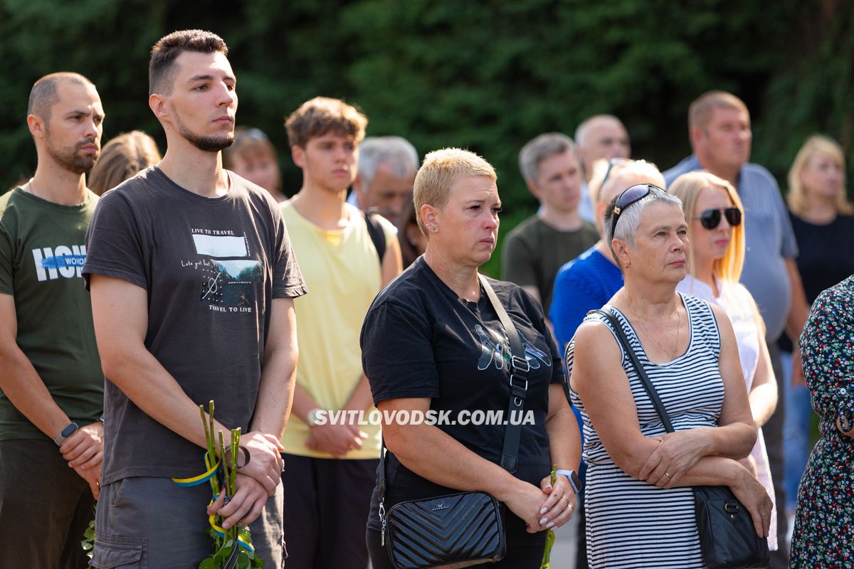 Світловодська громада провела в останню путь захисника України Владислава Журавльова