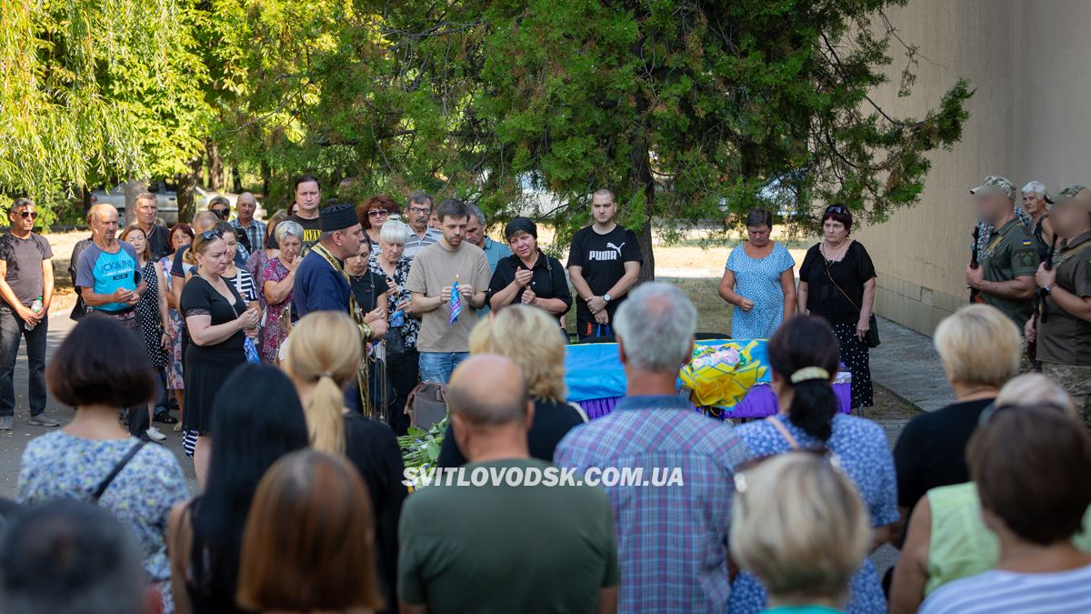 Власівка провела в останню земну дорогу захисника України Євгенія Шкряба