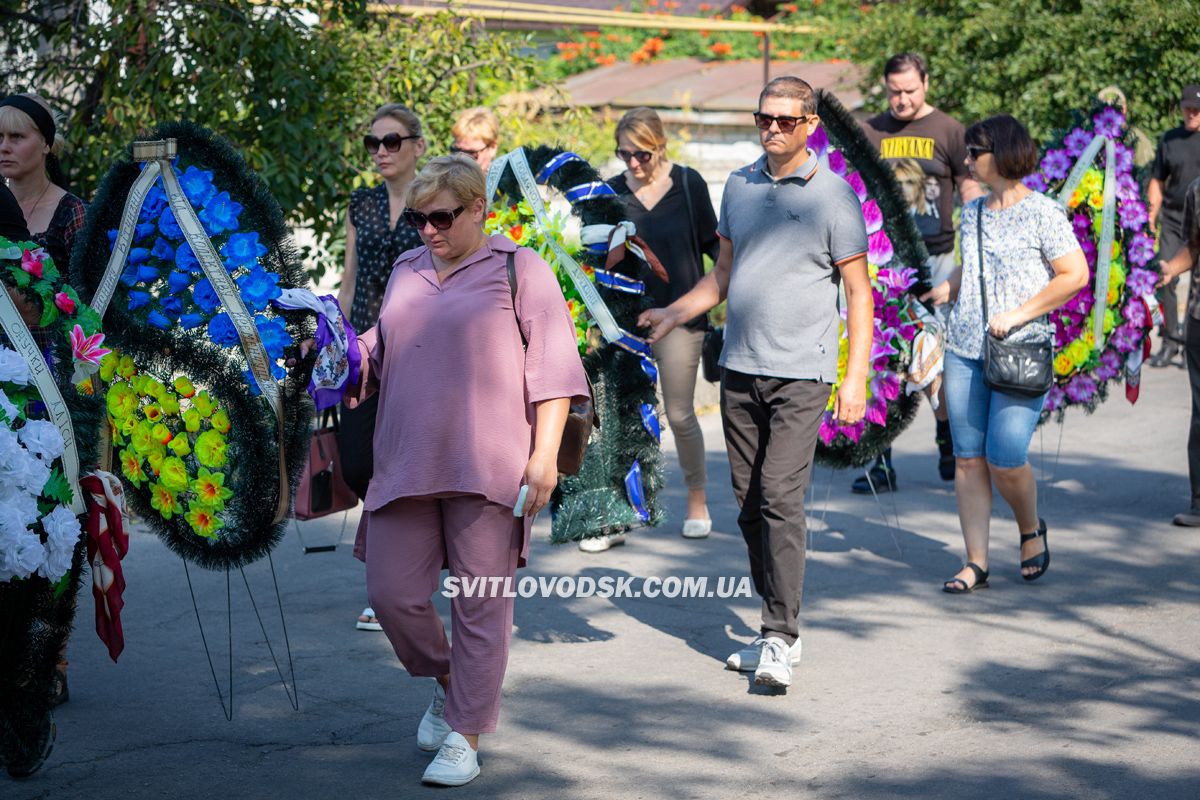 Власівка провела в останню земну дорогу захисника України Євгенія Шкряба