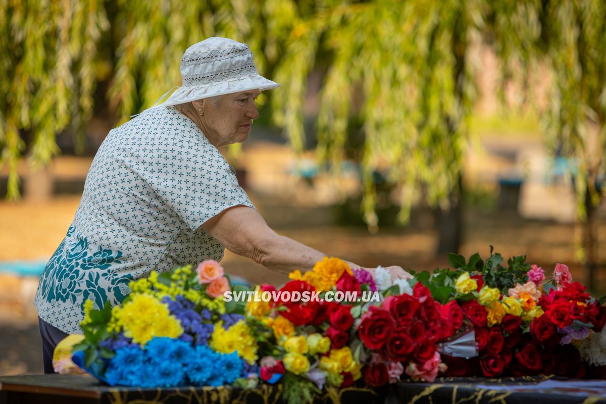 Власівка провела в останню земну дорогу захисника України Євгенія Шкряба