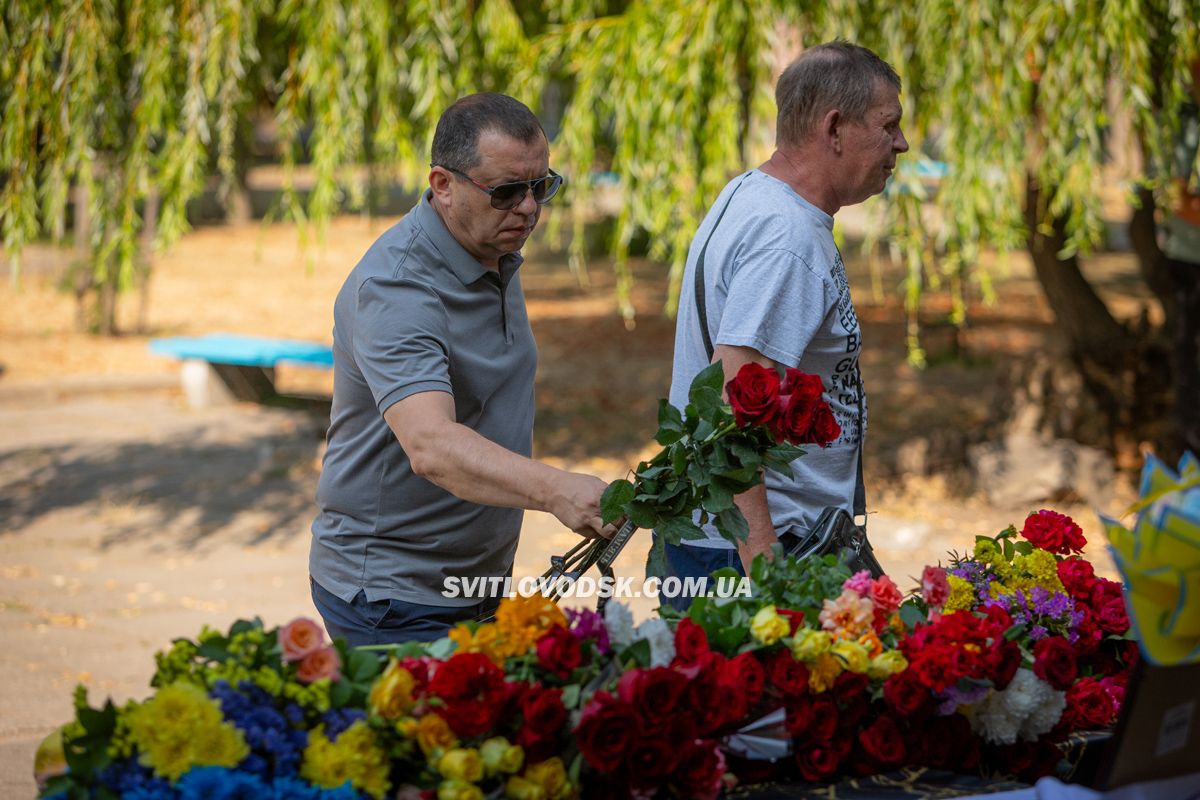 Власівка провела в останню земну дорогу захисника України Євгенія Шкряба