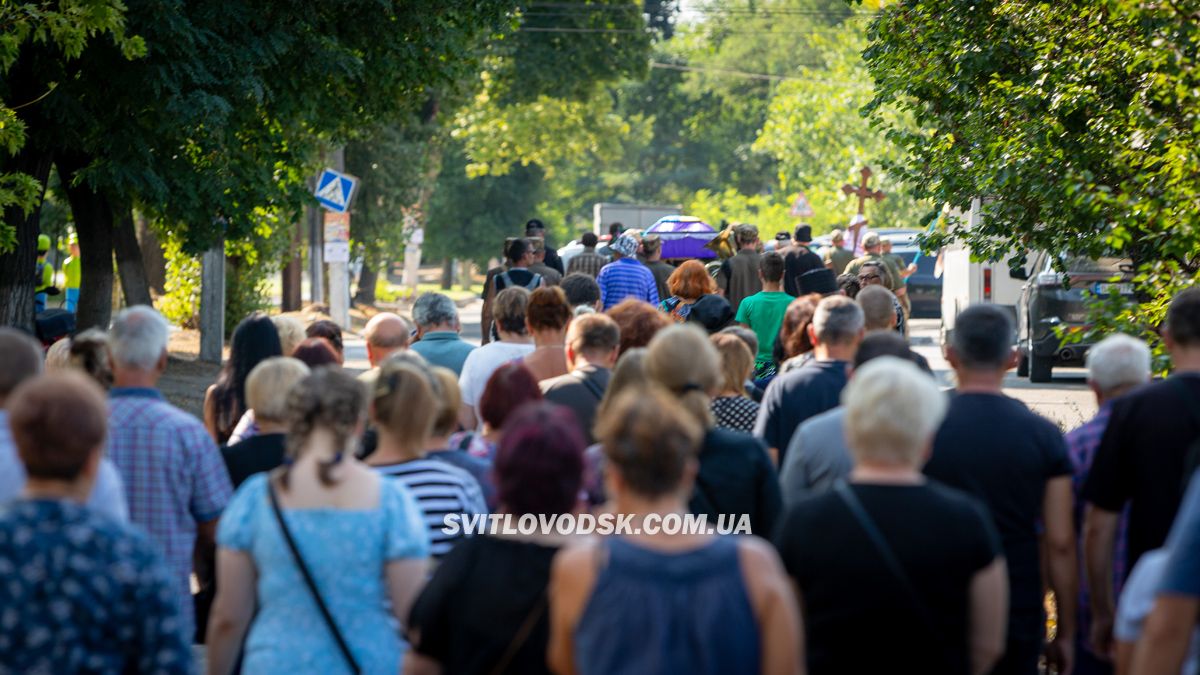 Власівка провела в останню земну дорогу захисника України Євгенія Шкряба