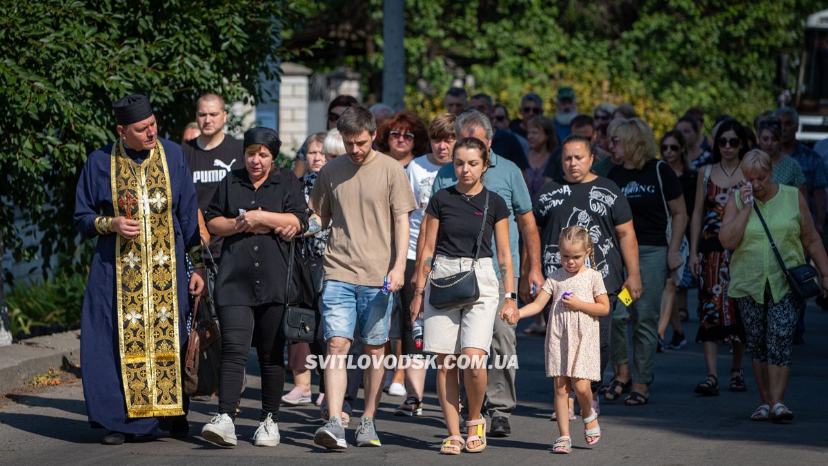 Власівка провела в останню земну дорогу захисника України Євгенія Шкряба