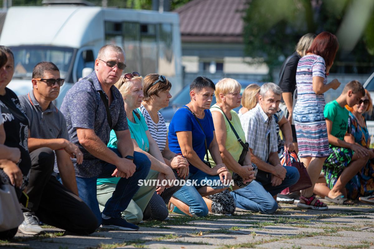 Власівка провела в останню земну дорогу захисника України Євгенія Шкряба