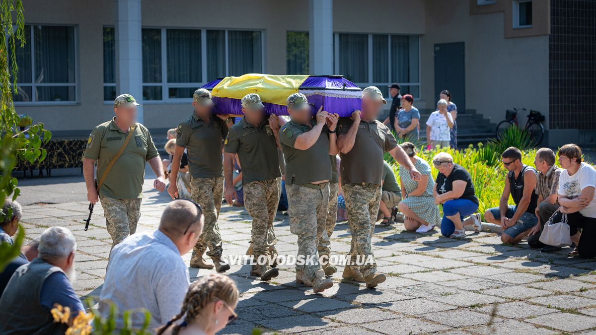 Власівка провела в останню земну дорогу захисника України Євгенія Шкряба