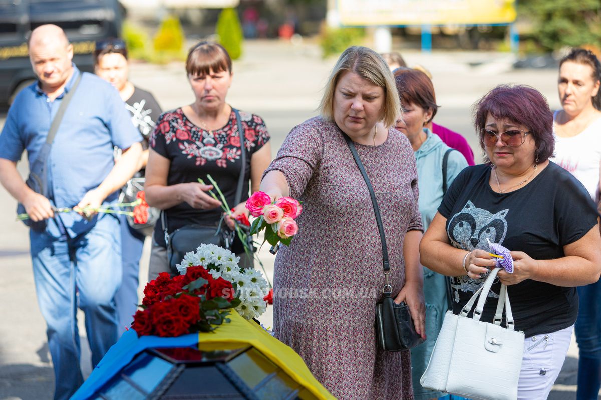 Світловодська громада провела в останню земну дорогу захисника України Володимира Костирю