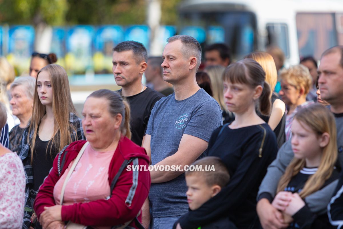 Світловодська громада провела в останню земну дорогу захисника України Дениса Терновського