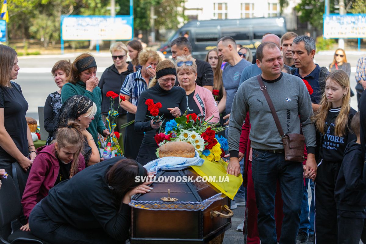 Світловодська громада провела в останню земну дорогу захисника України Дениса Терновського