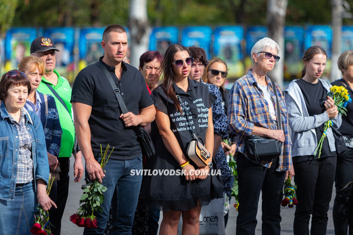 Світловодська громада провела в останню земну дорогу захисника України Дениса Терновського