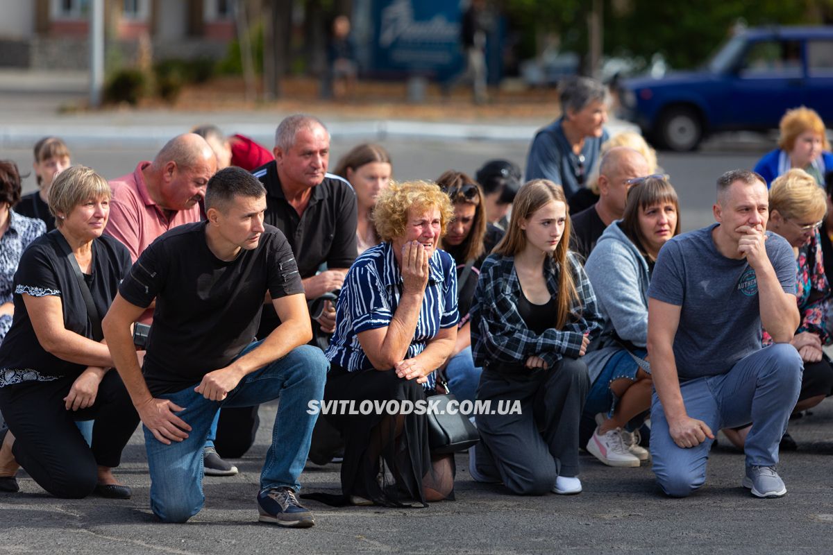 Світловодська громада провела в останню земну дорогу захисника України Дениса Терновського