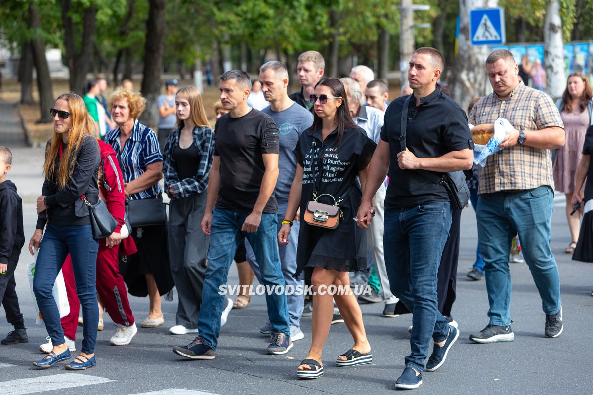 Світловодська громада провела в останню земну дорогу захисника України Дениса Терновського