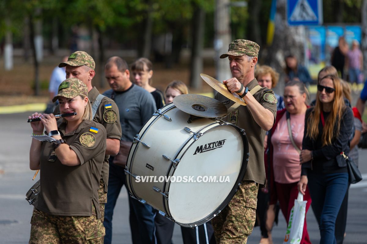 Світловодська громада провела в останню земну дорогу захисника України Дениса Терновського