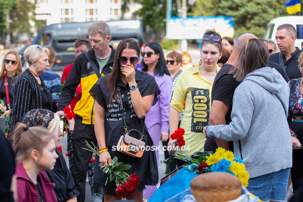 Світловодська громада провела в останню земну дорогу захисника України Дениса Терновського