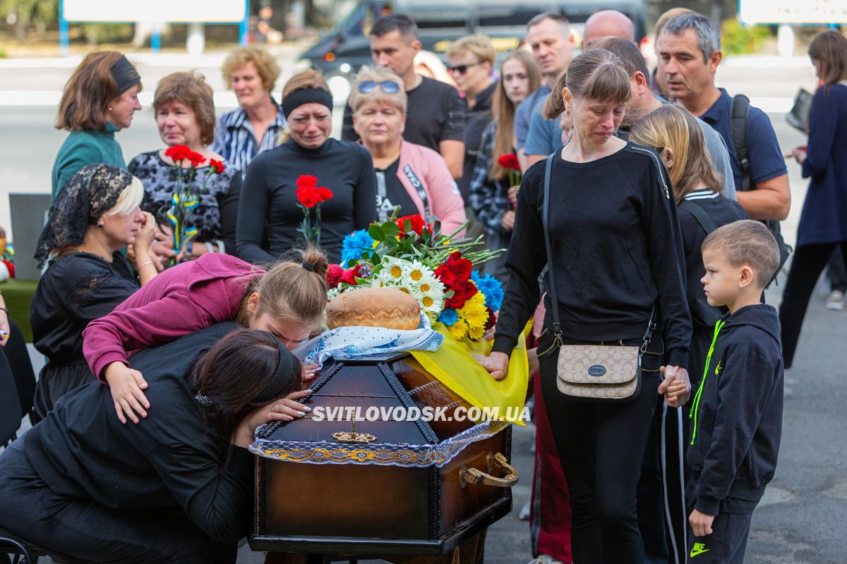 Світловодська громада провела в останню земну дорогу захисника України Дениса Терновського