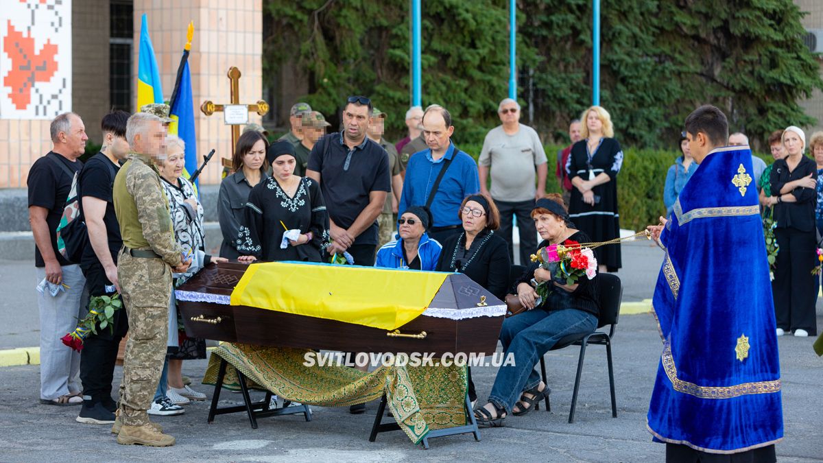 Світловодська громада провела в останню земну дорогу захисника України Романа Бондарєва