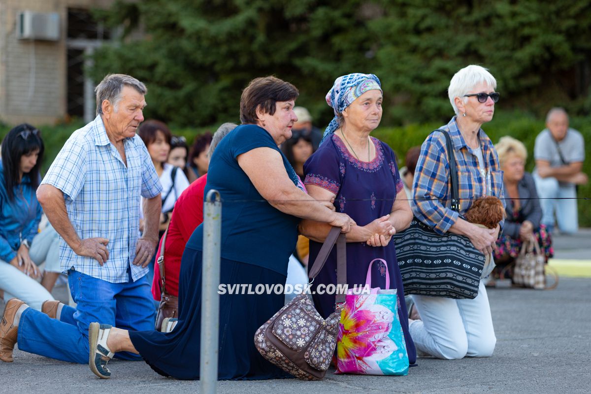 Світловодська громада провела в останню земну дорогу захисника України Романа Бондарєва