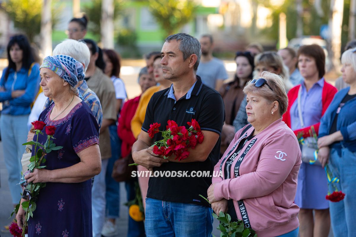 Світловодська громада провела в останню земну дорогу захисника України Романа Бондарєва