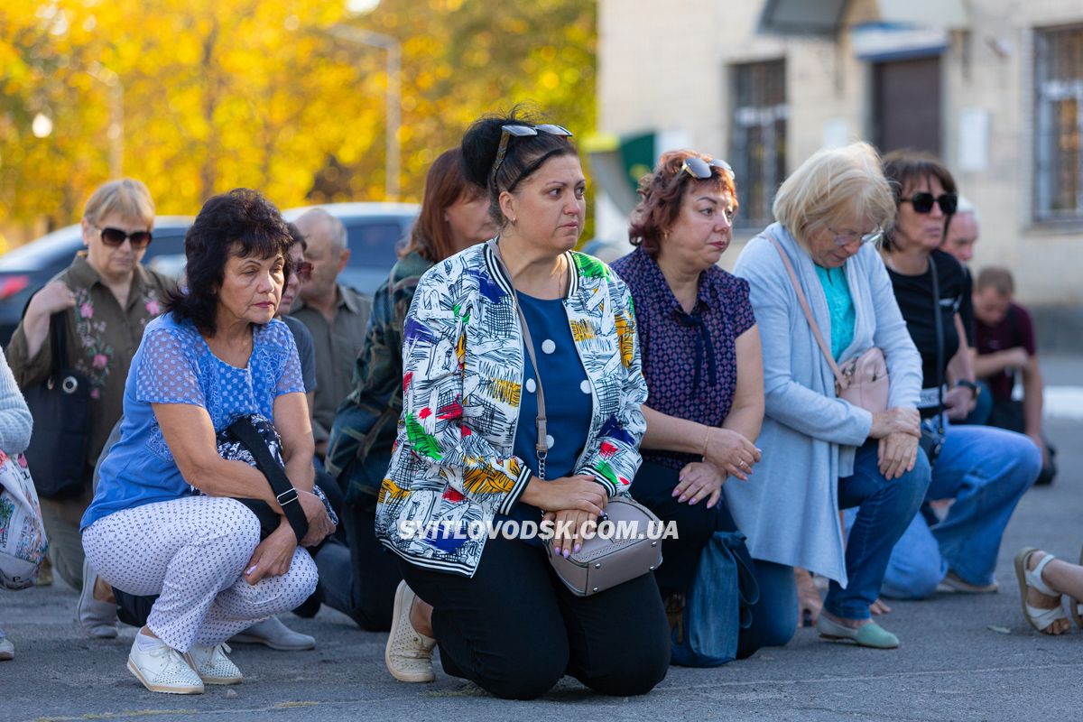 Світловодська громада провела в останню земну дорогу захисника України Романа Бондарєва