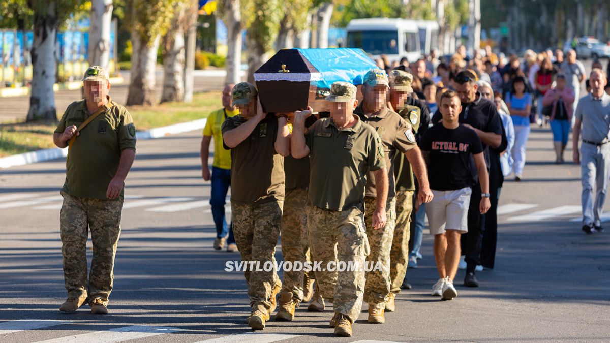 Світловодська громада провела в останню земну дорогу захисника України Романа Бондарєва