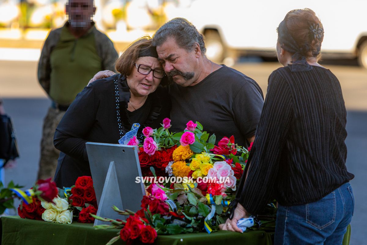 Світловодська громада провела в останню земну дорогу захисника України Романа Бондарєва