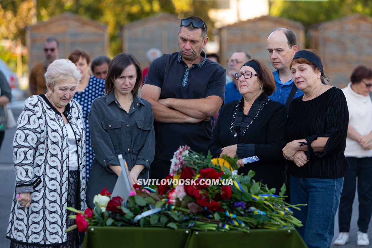 Світловодська громада провела в останню земну дорогу захисника України Романа Бондарєва