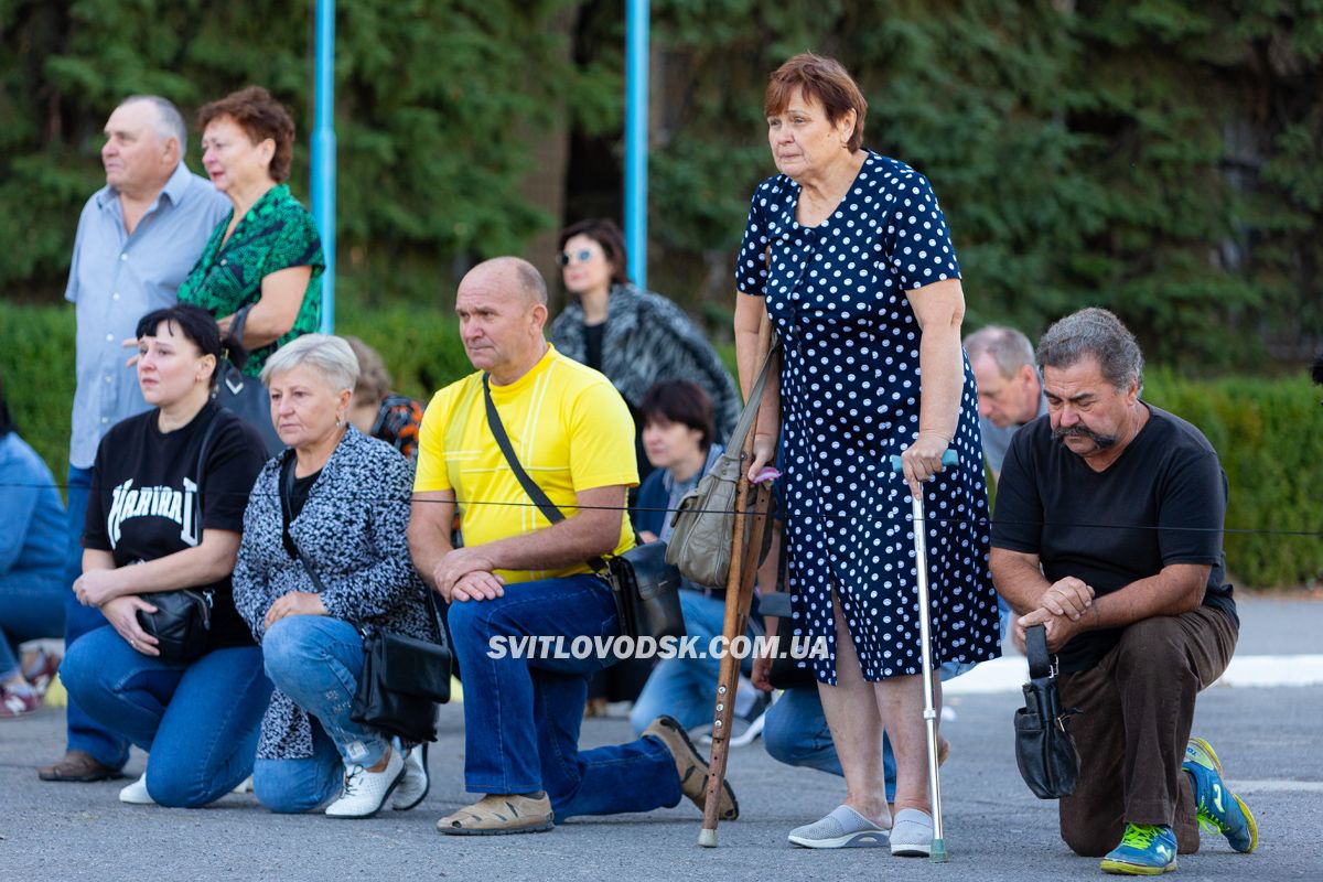 Світловодська громада провела в останню земну дорогу захисника України Романа Бондарєва