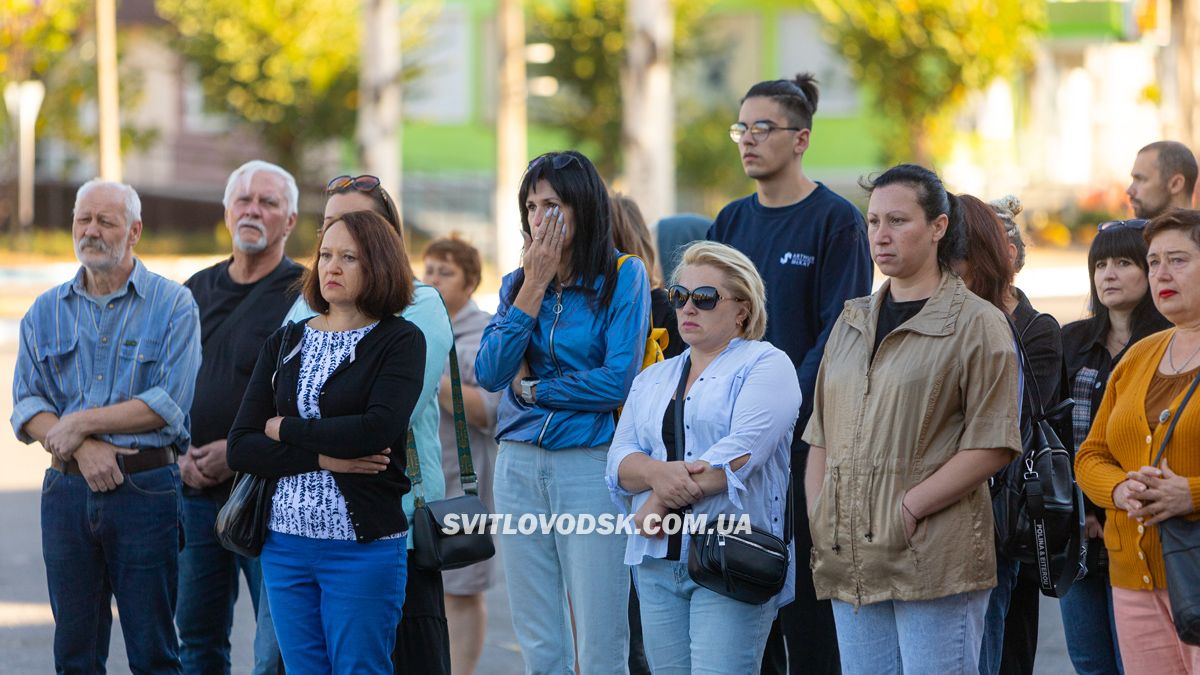 Світловодська громада провела в останню земну дорогу захисника України Романа Бондарєва