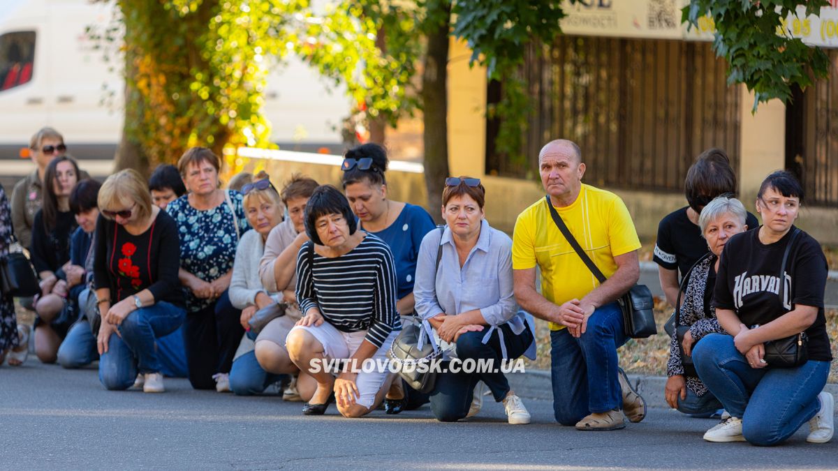 Світловодська громада провела в останню земну дорогу захисника України Романа Бондарєва