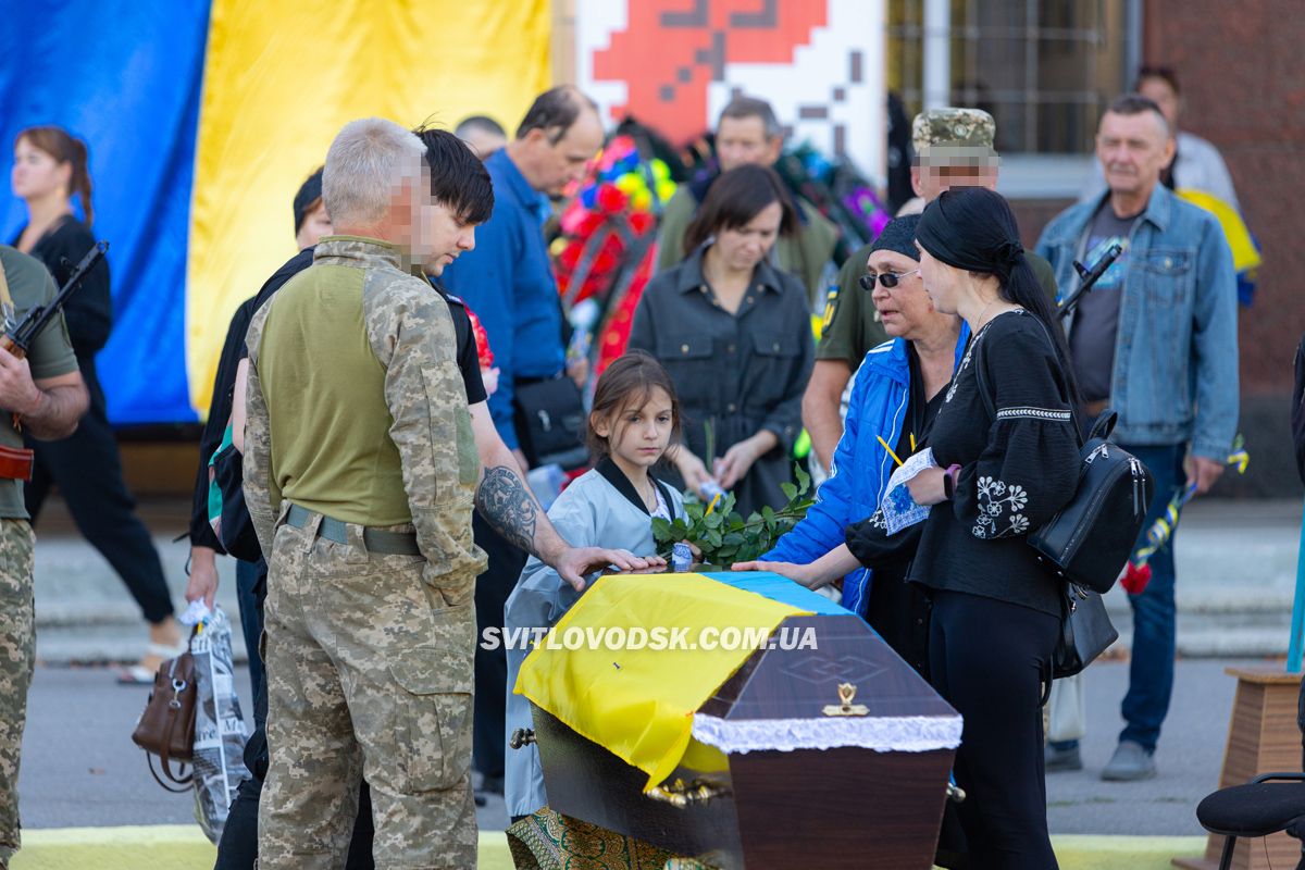 Світловодська громада провела в останню земну дорогу захисника України Романа Бондарєва