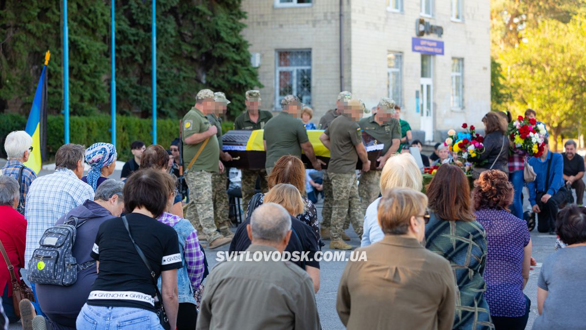 Світловодська громада провела в останню земну дорогу захисника України Романа Бондарєва