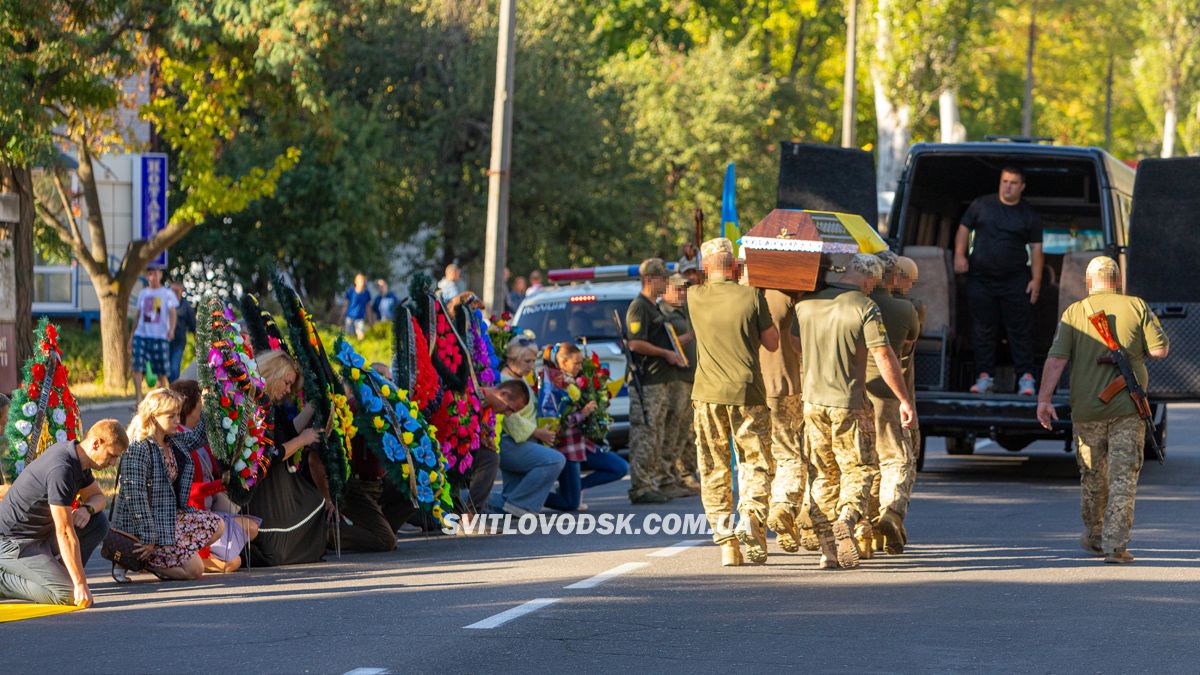 Світловодська громада провела в останню земну дорогу захисника України Романа Бондарєва