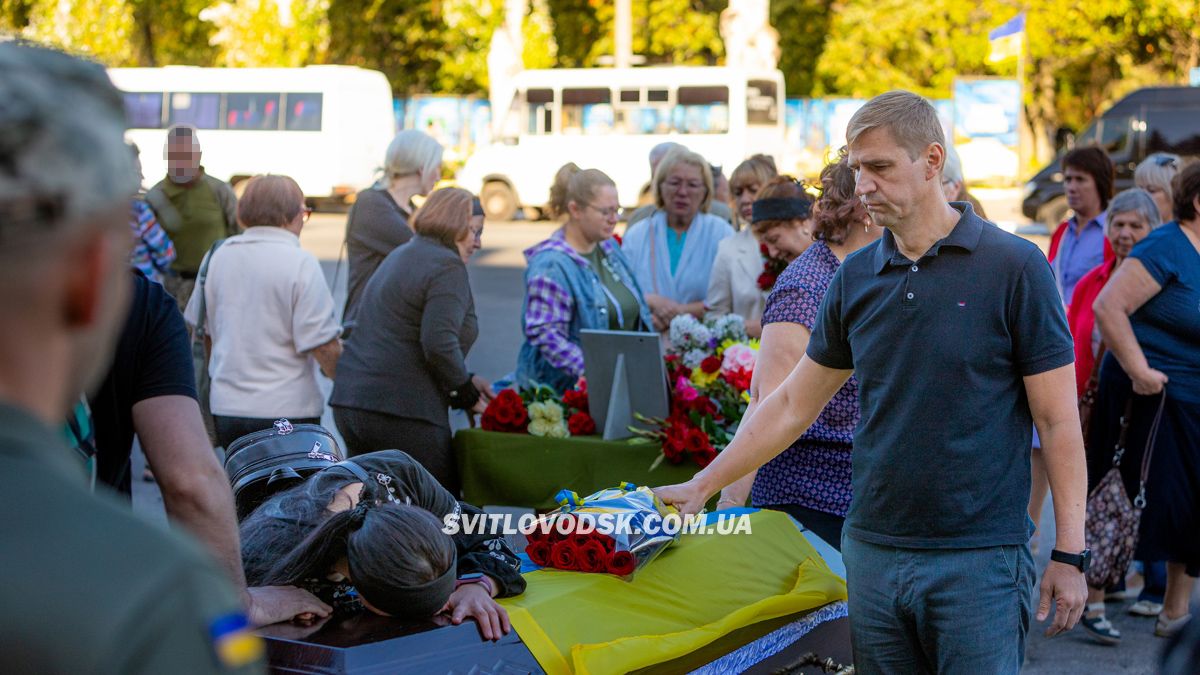 Світловодська громада провела в останню земну дорогу захисника України Романа Бондарєва