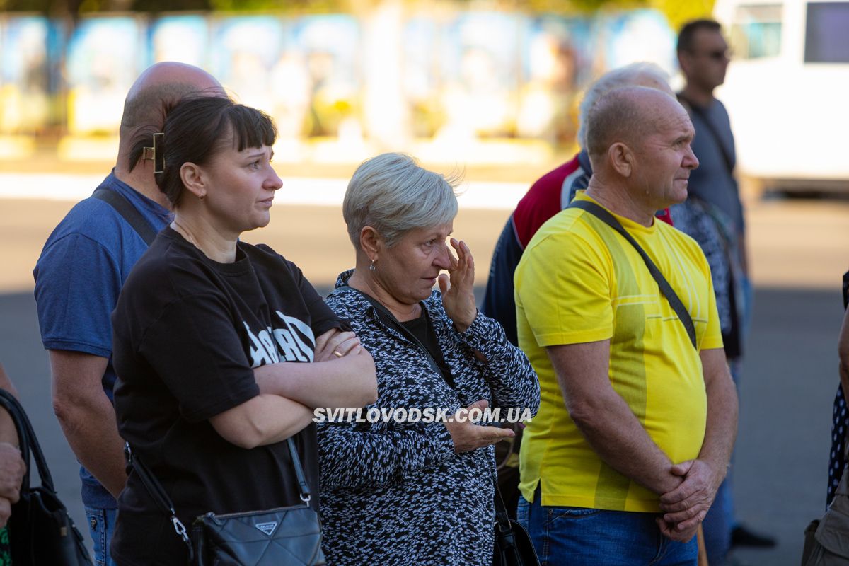 Світловодська громада провела в останню земну дорогу захисника України Романа Бондарєва