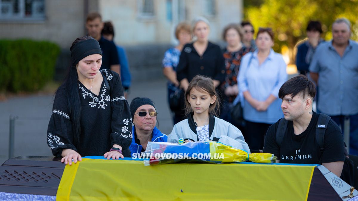 Світловодська громада провела в останню земну дорогу захисника України Романа Бондарєва